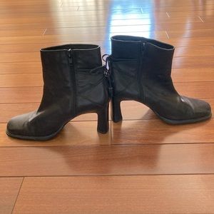 Apostrophe square toed, heeled, low boot. Black leather. Size 8